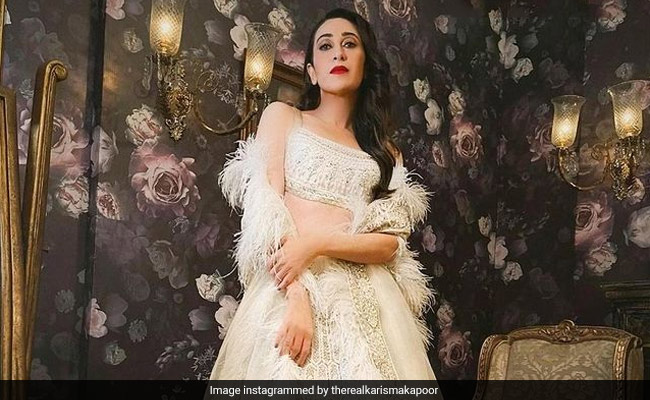 खुद को देना है सेलिब्रिटी स्टाइल तो ट्राई करें ऑफ व्हाइट कलर का ये खूबसूरत लहंगा, स्टाइलिश दुपट्टा देगा  नवाबी लुक