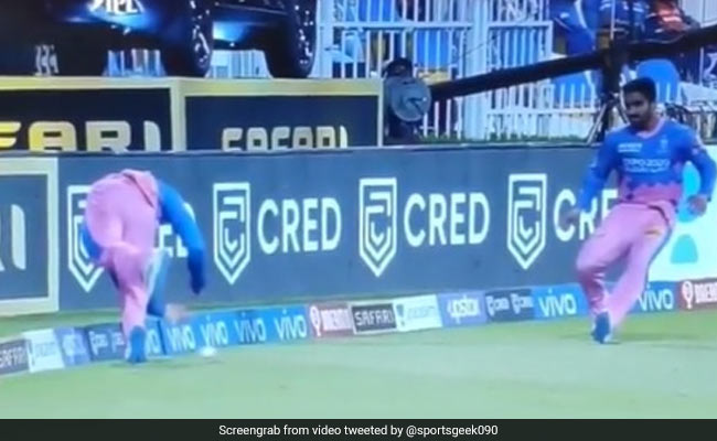 Video: ग्लेन फिलिप्स की ऐसी फील्डिंग देखकर लोगों ने सिर पर रखा हाथ, बल्‍लेबाज और अंपायर भी हैरान