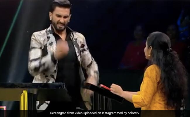 रणवीर सिंह ने कंटेस्टेंट को दी सलाह, 'कांटे-छुरी से खाना है ओवररेटेड, हाथ से खाने की बात ही अलग है'- देखें Video