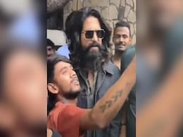 KGF स्टार यश के साथ सेल्फी लेने के लिए यूं हुई धक्का-मुक्की, लोग बोले- इसे कहते हैं फैन फॉलोइंग... KGF स्टार यश के साथ सेल्फी लेने के लिए यूं हुई धक्का-मुक्की, लोग बोले- इसे कहते हैं फैन फॉलोइंग...
