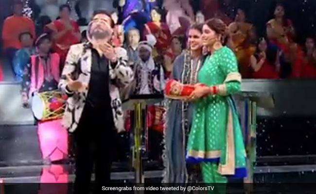 रणवीर सिंह ने करवा चौथ के मौके पर लगाई दीपिका के नाम की मेंहदी, व्रत रखने का भी हुआ खुलासा- देखें Video