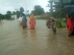 बिहार:  नेपाल के तराई क्षेत्र में बारिश से किशनगंज में हर तरफ पानी ही पानी, घर छोड़ ऊंचे स्थान पर शरण लिए हैं ग्रामीण बिहार:  नेपाल के तराई क्षेत्र में बारिश से किशनगंज में हर तरफ पानी ही पानी, घर छोड़ ऊंचे स्थान पर शरण लिए हैं ग्रामीण