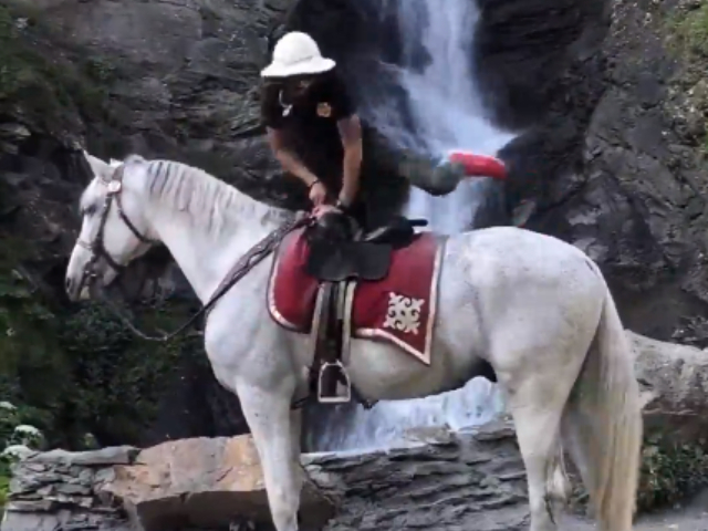 घुड़सवार का हैरतअंगेज स्टंट देखकर फटी रह जाएंगी आपकी आंखें