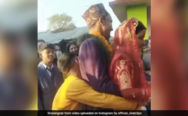 दूल्हा-दुल्हन को रस्म के दौरान शख्स ने गोद में उठाया, फिर ज़ोर से ज़मीन पर पटक दिया, लोग बोले- बदला क्यों ले लिया - देखें Funny Video
