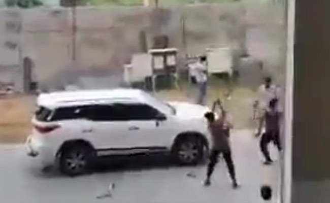 देखें VIDEO : विपक्षी पार्टी के दफ्तर में तोड़फोड़,  पत्थर फेंकती दिखी YSR कांग्रेस समर्थकों की भीड़