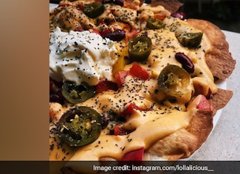 Weekend Special: How To Make Cheesy Nachos For The Next House Party Weekend Special: How To Make Cheesy Nachos For The Next House Party