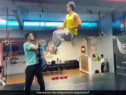 Tiger Shroff ने हवा में उड़ते हुए यूं मारी जोरदार किक, फैन्स बोले- कहा से लाए हो ये टैलेंट...Video वायरल Tiger Shroff ने हवा में उड़ते हुए यूं मारी जोरदार किक, फैन्स बोले- कहा से लाए हो ये टैलेंट...Video वायरल