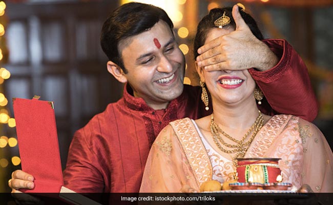 Karwa chauth special gifts: करवाचौथ पर पत्नी के लिए गिफ्ट्स तलाश रहे हैं ? इस बार दें ये अनोखे तोहफे