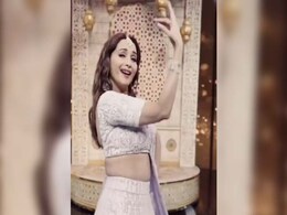 माधुरी दीक्षित ने 'मेहंदी' सॉन्ग पर किया गरबा, धक-धक गर्ल के डांस के दीवाने हुए फैन्स माधुरी दीक्षित ने 'मेहंदी' सॉन्ग पर किया गरबा, धक-धक गर्ल के डांस के दीवाने हुए फैन्स