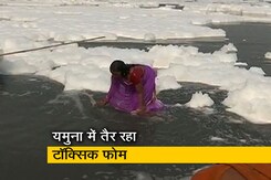 दिल्ली में छठ पूजा पर यमुना नदी के प्रदूषित पानी में स्नान कर रहे श्रद्धालु दिल्ली में छठ पूजा पर यमुना नदी के प्रदूषित पानी में स्नान कर रहे श्रद्धालु