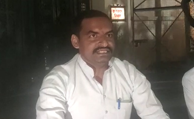 मध्यप्रदेश : कलेक्टर ने मुलाकात नहीं की तो उनके बंगले के बाहर धरने पर बैठ गए एमएलए