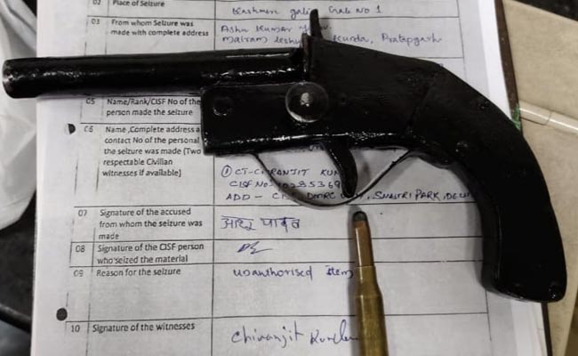 Pipariya News: मेला में कट्टा लहराते युवक को थाना प्रभारी ने दबोचा, लोडेड कट्टा दिखा कर फैला रहा था दहशत