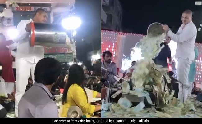 गुजराती सिंगर स्टेज पर गा रही थी गाना, लोगों ने खुश हो खूब लुटाए पैसे, बाल्टी भर-भर उड़ेले नोट - देखें Video