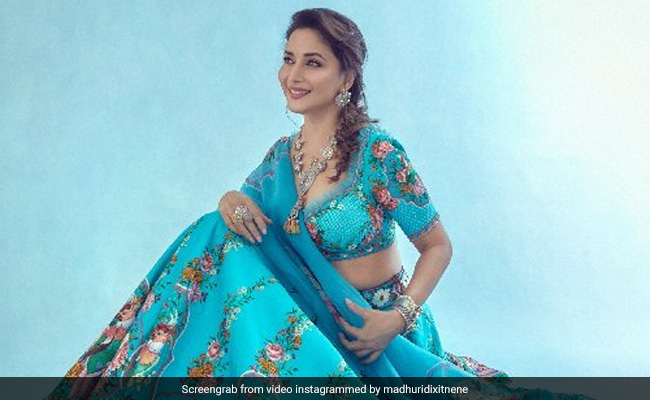 फ्रेंड की वेडिंग में दिखना है एकदम जुदा तो माधुरी दीक्षित का यह फ्लोरल प्रिंट का लहंगा कीजिए ट्राई