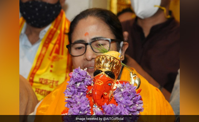 Mamata Banerjee Visits Siddhivinayak Temple In Mumbai