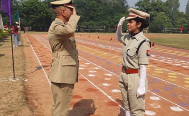 अफसर बेटी ने डीआईजी पिता को किया सैल्यूट, फोटो देख लोगों ने लिखी दिल जीतने वाली बातें