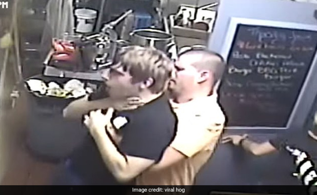 सैंडविच खाते हुए लड़के के गले में फंस गया था चिकन, रेस्टोरेंट में मौजूद शख्स ने बड़ी मुश्किल से बचाई जान