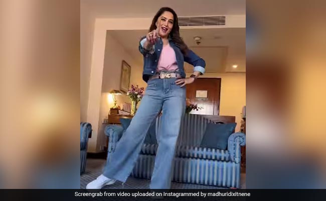 अंग्रेजी बीट पर माधुरी दीक्षित ने इस अंदाज में किए अपने फेमस गानों के हुक स्टेप्स, वायरल हुआ डांस Video