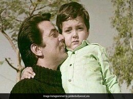 धर्मेंद्र की गोदी में खेल रहे इस क्यूट बच्चे को पहचाना आपने, 'आश्रम 2' वेब सीरीज से मचा दी थी इंडस्ट्री में धूम धर्मेंद्र की गोदी में खेल रहे इस क्यूट बच्चे को पहचाना आपने, 'आश्रम 2' वेब सीरीज से मचा दी थी इंडस्ट्री में धूम