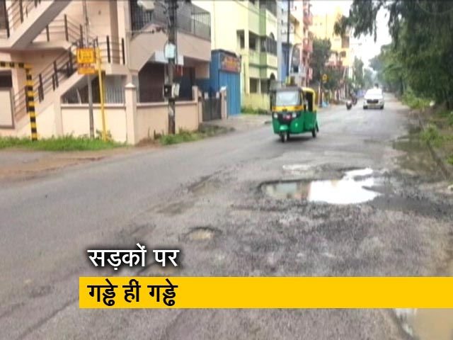 बेंगलुरु की बदहाल सड़कें, सड़कों पर लोगों का चलना मुश्किल