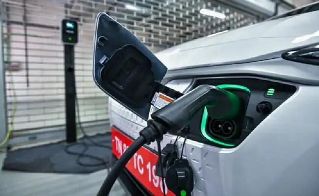 ARAI Developing Fast Chargers For Electric Vehicles, Says Heavy Industries Minister