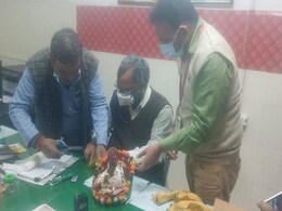 आगरा: पुजारी के अनुरोध पर डॉक्टरों ने भगवान कृष्ण की मूर्ति की "टूटी बांह" पर बांधी पट्टी आगरा: पुजारी के अनुरोध पर डॉक्टरों ने भगवान कृष्ण की मूर्ति की "टूटी बांह" पर बांधी पट्टी