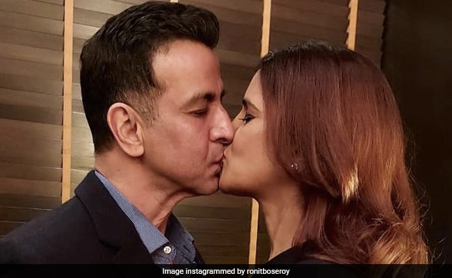 रोनित रॉय पत्नी नीलम के बर्थडे पर हुए रोमांटिक, किस करते हुए शेयर कीं खूबसूरत तस्वीरें