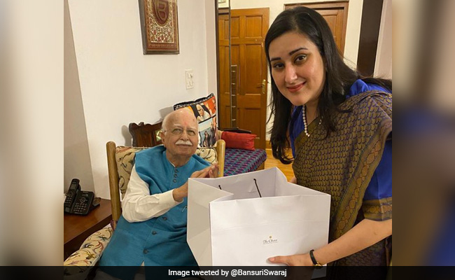 नहीं भूलीं सुषमा स्वराज की बेटी, लालकृष्ण आडवाणी के जन्मदिन पर निभाई ये परंपरा