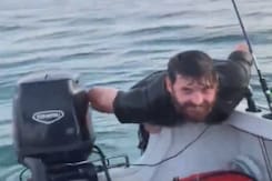 ड्रोन को बचाने के लिए खुद समुद्र में कूद गया शख्स और फिर हुआ कुछ ऐसा... ड्रोन को बचाने के लिए खुद समुद्र में कूद गया शख्स और फिर हुआ कुछ ऐसा...