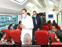 जब वेंकैया नायडु ने शीशे की छत वाले विस्टाडोम कोच में सफर कर रहे यात्रियों से की यूं मुलाकात जब वेंकैया नायडु ने शीशे की छत वाले विस्टाडोम कोच में सफर कर रहे यात्रियों से की यूं मुलाकात