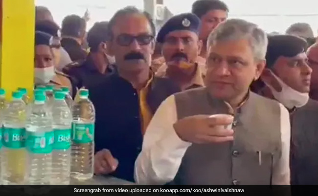 रेलमंत्री को भी पसंद आया स्टेशन की गर्मागर्म चाय का स्वाद, वायरल वीडियो में बोली बड़ी प्यारी बात