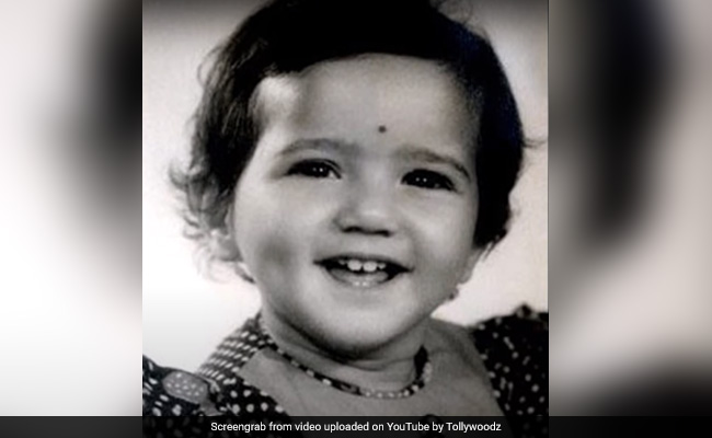 फोटो में दिख रही बच्ची ने आज बॉलीवुड और बिजनेस की दुनिया में बना लिया है बड़ा नाम, आपने पहचाना क्या? फोटो में दिख रही बच्ची ने आज बॉलीवुड और बिजनेस की दुनिया में बना लिया है बड़ा नाम, आपने पहचाना क्या?