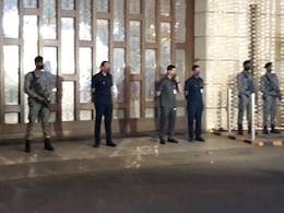 मुकेश अंबानी के घर की सुरक्षा बढ़ाई गई, 'दो संदिग्धों' को लेकर टैक्सी ड्राइवर ने पुलिस को किया था फोन मुकेश अंबानी के घर की सुरक्षा बढ़ाई गई, 'दो संदिग्धों' को लेकर टैक्सी ड्राइवर ने पुलिस को किया था फोन