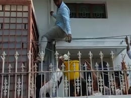 VIDEO: कर्नाटक के एक सरकारी अफसर के घर पर छापेमारी में मिली 'कैश पाइपलाइन' VIDEO: कर्नाटक के एक सरकारी अफसर के घर पर छापेमारी में मिली 'कैश पाइपलाइन'
