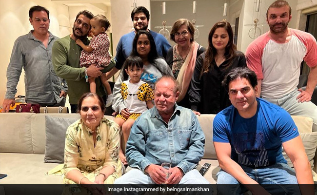 सलमान के पिता सलीम खान ने यूं मनाया 86वां बर्थडे, भाईजान बोले- 'हैप्पी बर्थडे डैड'- देखें Photo सलमान के पिता सलीम खान ने यूं मनाया 86वां बर्थडे, भाईजान बोले- 'हैप्पी बर्थडे डैड'- देखें Photo