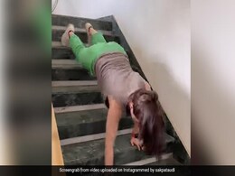 सोहा अली खान ने सीढ़ियों के सहारे किया टफ वर्कआउट, फैन्स बोले- 'कितनी मेहनत करती हो'...देखें Video सोहा अली खान ने सीढ़ियों के सहारे किया टफ वर्कआउट, फैन्स बोले- 'कितनी मेहनत करती हो'...देखें Video