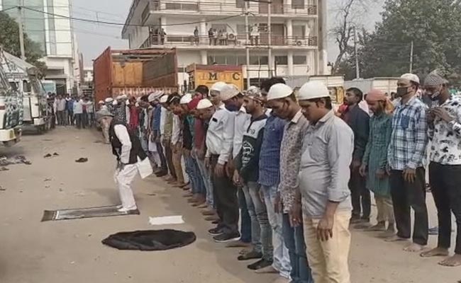 Row Over Namaz In Gurgaon Again, Praying Muslims Face <i>Jai Shri Ram</i> Chants