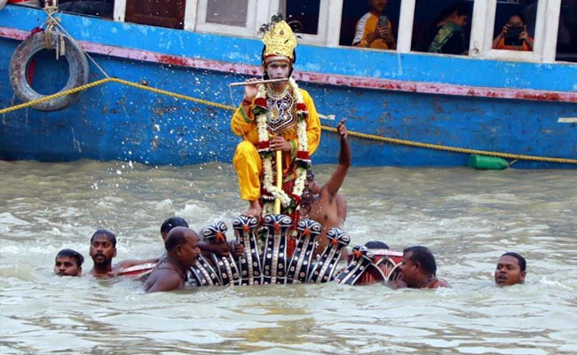 वाराणसी घाट पर दिखी 450 साल पुरानी परंपरा, गंगा को प्रदूषण मुक्त रखने की अनोखी पहल 