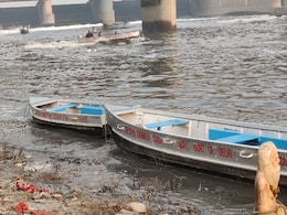 यमुना में 'जहरीले झाग' पर सियासत, केजरीवाल सरकार ने अब सफाई के लिए तैनात की 15 बोट्स यमुना में 'जहरीले झाग' पर सियासत, केजरीवाल सरकार ने अब सफाई के लिए तैनात की 15 बोट्स