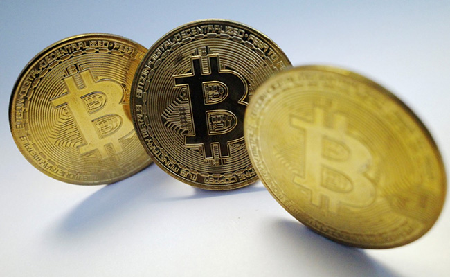 Cryptocurrency की कीमतें आखिर क्यों तेजी से चढ़ती-उतरती रहती हैं? कौन से फैक्टर्स डालते हैं असर?