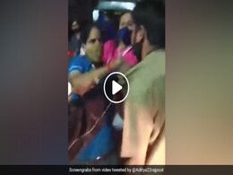 दिल्ली में दिखा लखनऊ वाला मामला, ड्राइवर को थप्पड़ से पीटती दिखी महिला, वीडियो हुआ वायरल दिल्ली में दिखा लखनऊ वाला मामला, ड्राइवर को थप्पड़ से पीटती दिखी महिला, वीडियो हुआ वायरल