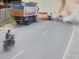 स्कूटर पर पटाखे ले जाते वक्त हुआ विस्फोट, पिता पुत्र की मौके पर ही मौत, घटना CCTV में कैद स्कूटर पर पटाखे ले जाते वक्त हुआ विस्फोट, पिता पुत्र की मौके पर ही मौत, घटना CCTV में कैद