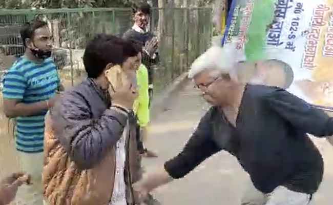 पूर्व कांग्रेस विधायक आसिफ मोहम्‍मद खान गिरफ्तार, MCD कर्मचारियों को मुर्गा बनाकर की थी मारपीट 