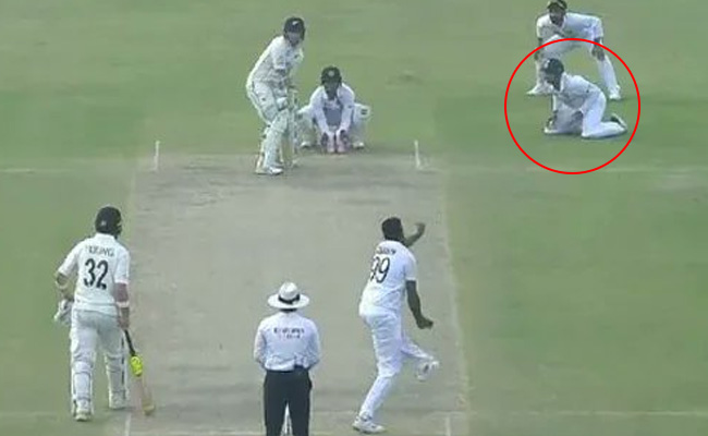 Ind vs Nz: मयंक अग्रवाल ने "घुटनों पर बैठकर" फील्डिंग की, तो एमएमसी ने की कुछ ऐसी व्याख्या