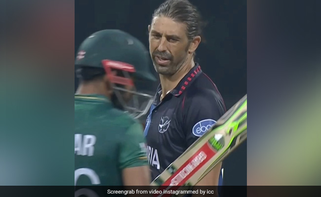 PAK Vs NAM: बाबर आजम को आउट करने के बाद नामीबिया के गेंदबाज ने मारी आंख, देखें Video