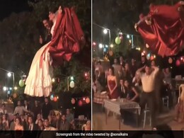 जेसीबी मशीन पर बैठे दूल्हा-दुल्हन धड़ाम से गिरे नीचे, वीडियो देख छूट जाएंगी हंसी जेसीबी मशीन पर बैठे दूल्हा-दुल्हन धड़ाम से गिरे नीचे, वीडियो देख छूट जाएंगी हंसी