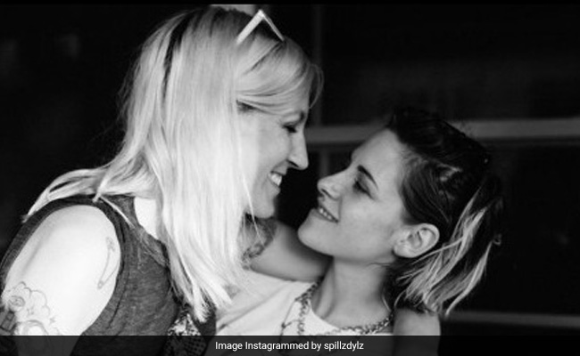 हॉलीवुड एक्ट्रेस क्रिस्टन स्टीवर्ट ने गर्लफ्रेंड डायलन मेयर संग करली सगाई, जल्द करने वाली हैं शादी...