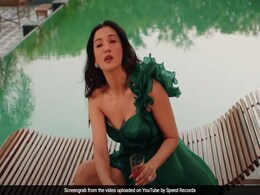Gauahar Khan का नया सेड सॉन्ग 'Tohmat' रिलीज, यूट्यूब पर खूब मचा रहा धमाल Gauahar Khan का नया सेड सॉन्ग 'Tohmat' रिलीज, यूट्यूब पर खूब मचा रहा धमाल