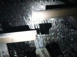 झारखंड: बम धमाके से रेलवे ट्रैक क्षतिग्रस्त, ट्रेनों की आवाजाही बाधित झारखंड: बम धमाके से रेलवे ट्रैक क्षतिग्रस्त, ट्रेनों की आवाजाही बाधित