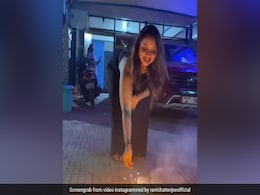दीवाली पर फुलझड़ी से अनार जला रही थीं एक्ट्रेस, तभी हुआ धमाका और फिर...देखें वीडियो दीवाली पर फुलझड़ी से अनार जला रही थीं एक्ट्रेस, तभी हुआ धमाका और फिर...देखें वीडियो